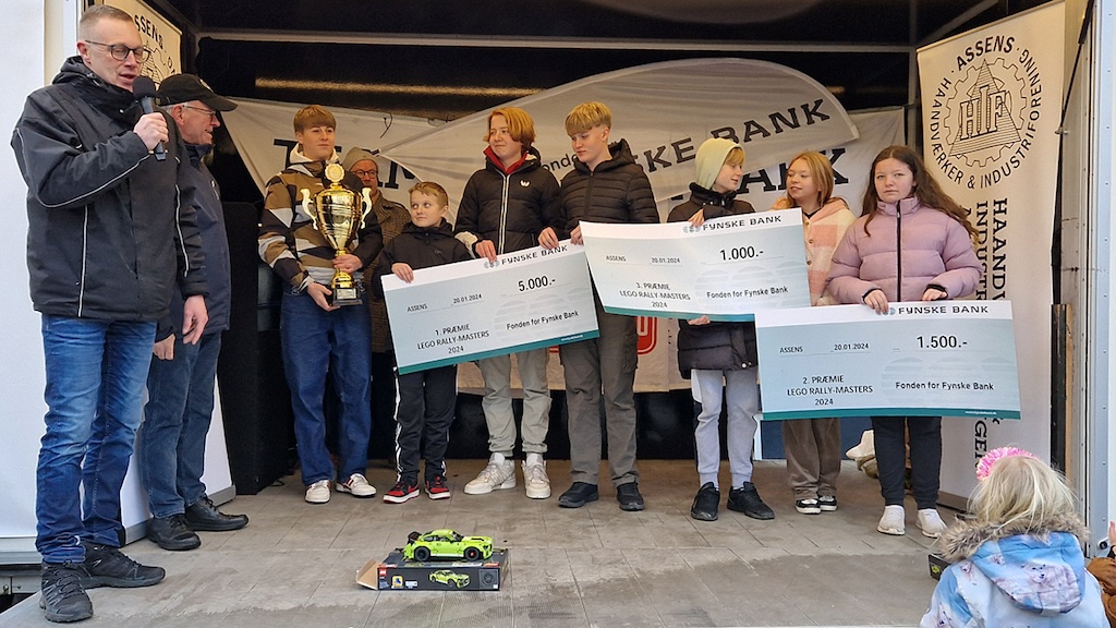 Vinderne af LEGO rallymasters 2023 for byens 6. og 7. klasser på scenen ved modtagelsen af præmierne til klassekassen. 1. pladsen gik til 7. klasse fra Ebberup Skolen, og 2. og 3. pladsen til 6. klasserne fra Salbrovad Skolen.
(Foto: rallypics.dk – Viggo Johansen)